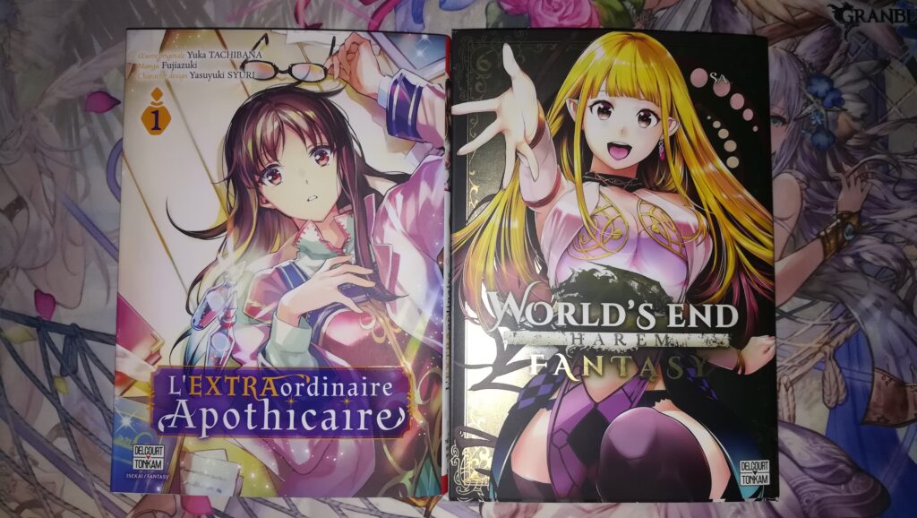 De gauche à droite et le tout en français, le tome 1 du manga L'extraordinaire Apothicaire et le tome 6 du manga World's End Harem Fantasy.