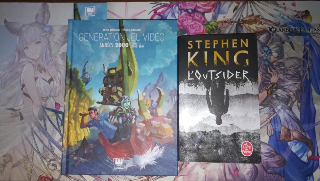 Photo du tome collector de Génération Jeu Vidéo Années 2000 tome 1, ainsi que de L'Outsider par Stephen King.